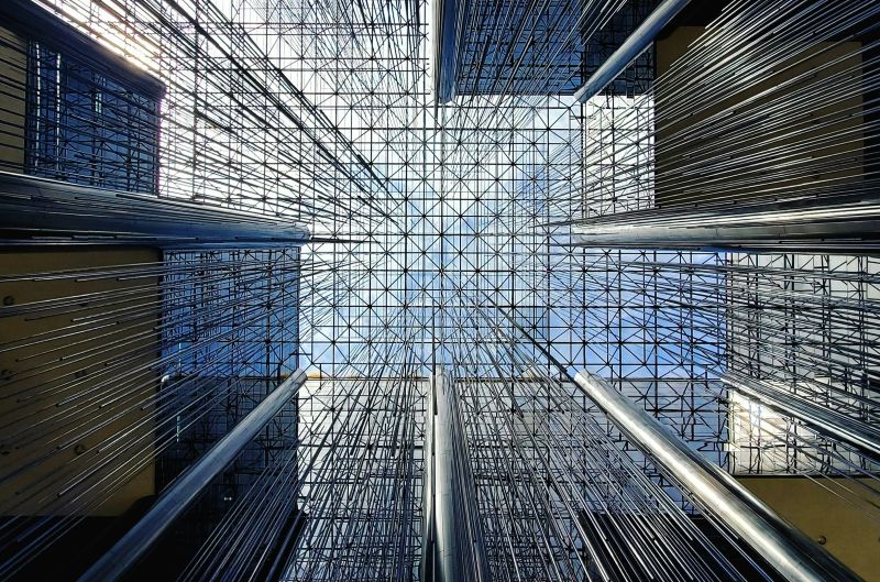 Agoraphobie engt den Alltag extrem ein. Nirtya und Tom, Heilpraktiker mit Praxis in Saarbrücken, informieren über die Agoraphobie und Therapie-Ansätze.