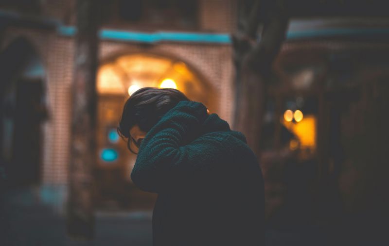 Soziale Angst - eine starke Belastung in der Begegnung mit anderen Menschen: Niritya & Tom, Heilpraktiker für Psychotherapie in Saarbrücken, informieren über die soziale Phobie und ihre Therapieansätze.