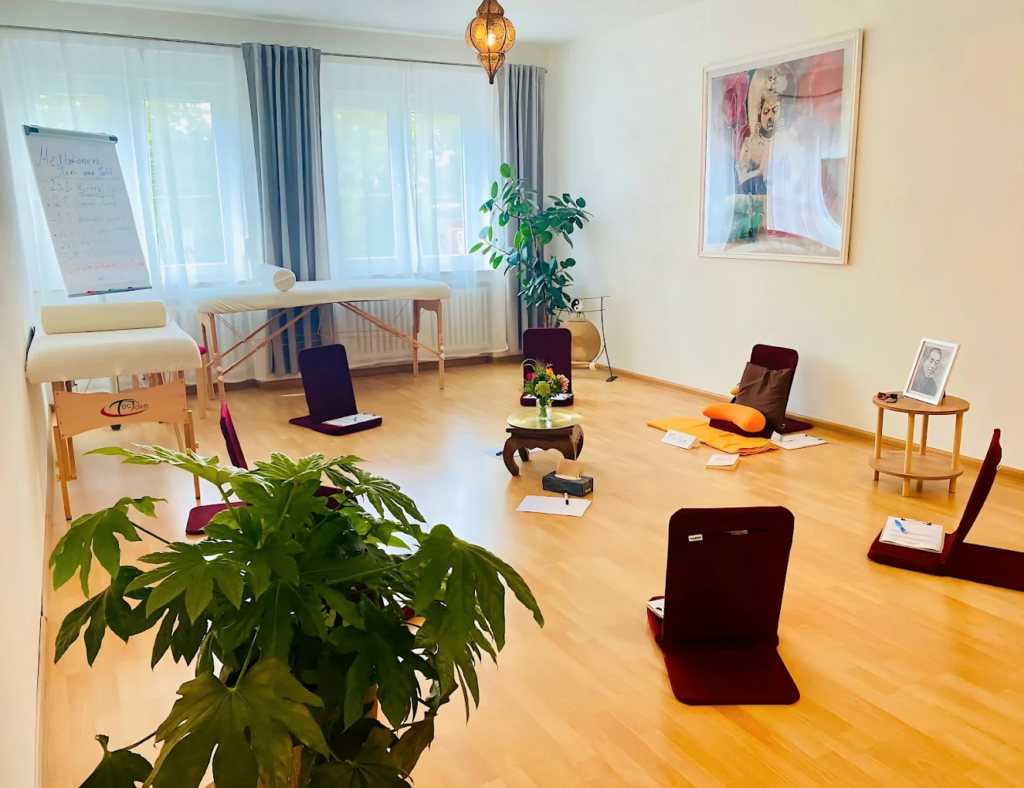 Der Seminar- und Meditationsraum in der Saarbrücker Praxisgemeinschaft Niritya und Tom - Heilpraktikerfür Psychotherapie