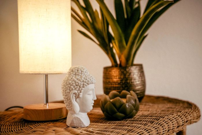 Ein Buddhakopf als Symbolbild für Achtsamkeit und Ruhe in der Privatpraxis von Niritya unf Tom, Heilpraktiker für Psychotherapie in Saarbrücken.