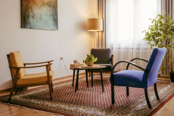 Der Praxisraum von Thomas "Tom" Wilhelm, Heilpraktiker für Psychotherapie: Integrative Therapie mit Gesprächstherapie, humanistische Hypnosetherapie, Gestalttherapie, Arbeit mit inneren Anteilen und Elemente aus der Verhaltenstherapie.