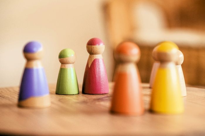 Figuren einer systemischen Aufstellung im Praxisraum von Niritya, Heilpraktikerin für Psychotherapie in Saarbrücken.