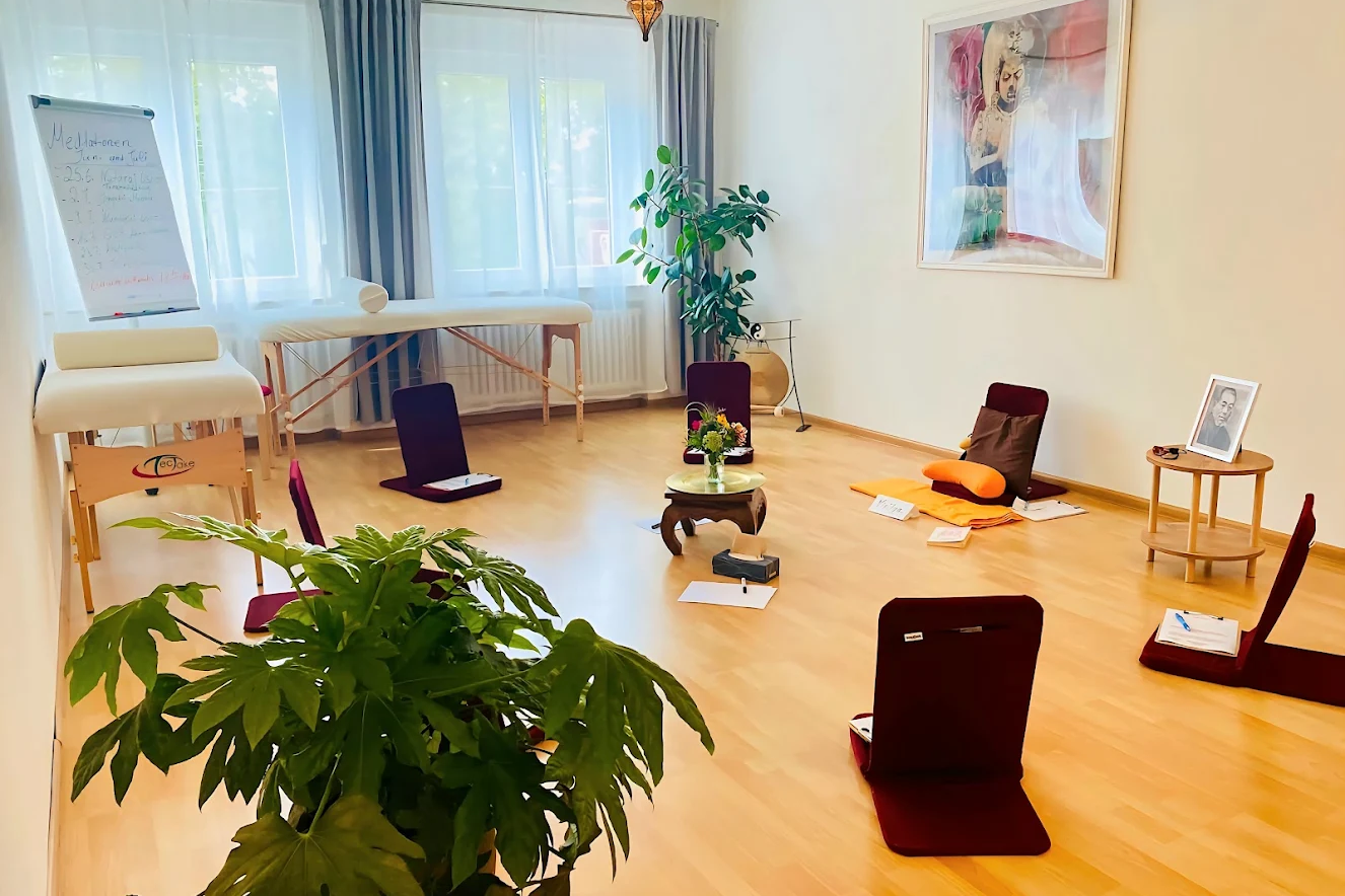 Der Seminar- und Meditationsraum in der Saarbrücker Praxisgemeinschaft Niritya und Tom - Heilpraktikerfür Psychotherapie