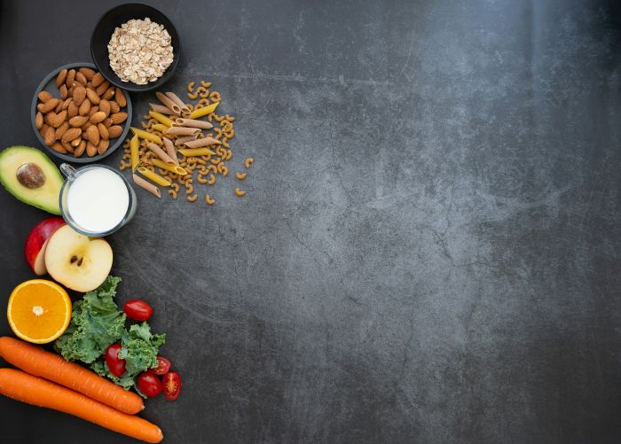 Esstörungen: Die Betroffenen regulieren, die Menge, die Qualität, die Aufnahme und den Umgang mit Essen und Gewicht.