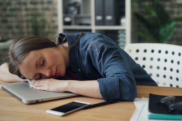 Geistige Erschöpfung durch Mental Load kann zur Entstehung eines Burnout beitragen.