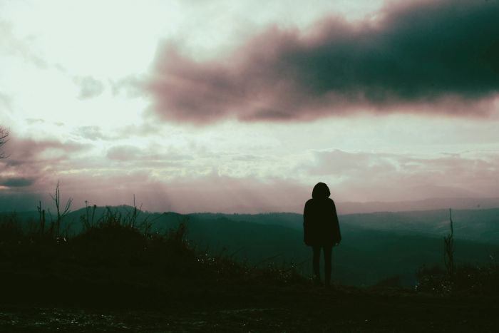 Psychische Belastungen können viel Raum einnehmen und den Blick auf die Welt verdunkeln. Niritya und Tom, Heilpraktiker für Psychotherapie in Saarbrücken, bieten eine psychologische Begleitung.