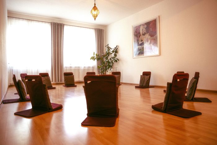 Raum für Seminare und Meditation in der Praxis von Niritya und Tom, Heilpraktiker für Psychotherapie in Saarbrücken