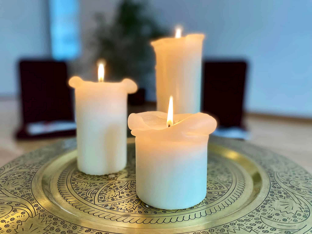 Meditation in Saarbrücken: Niritya und Tom, Heilpraktiker für Psychotherapie mit Praxis im Saarbrücker Nauwieser Viertel, laden in ihre Praxisräume zum Meditieren ein.